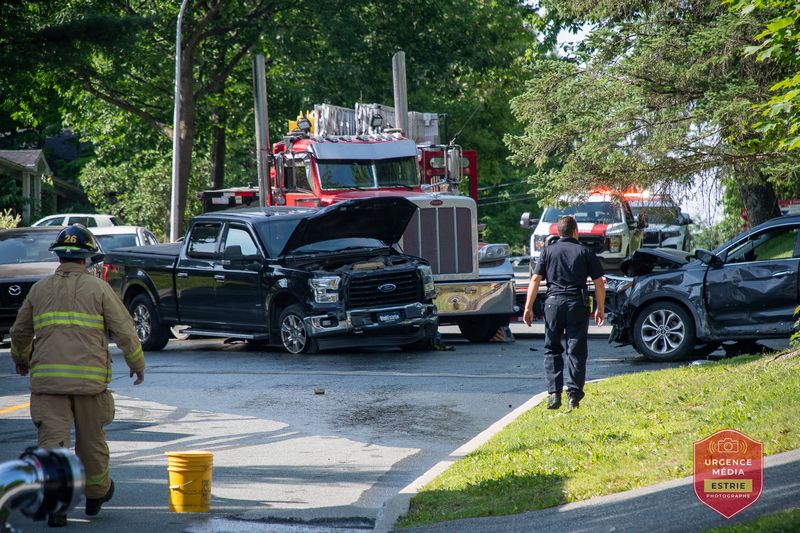 Un semi-remorque sans conducteur percute plusieurs véhicules à Sherbrooke